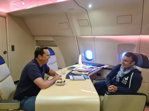 Alexandre Zapolsky et le Président de la République Française Emmanuel Macron en réunion dans l'avion présidentiel au retour de Polynésie Française
